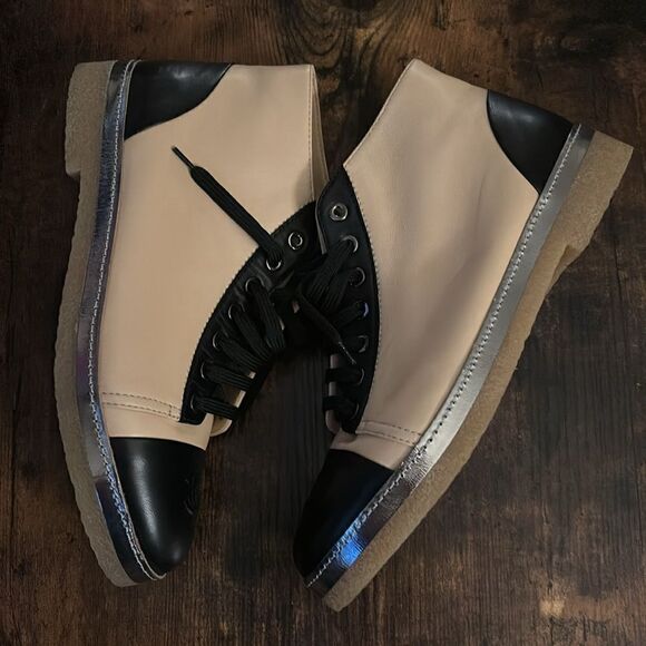 Chanel Calfskin Leather CC
Cap Toe High Top Sneakers Size 39.5 / Pristine - Picture 5 of 11